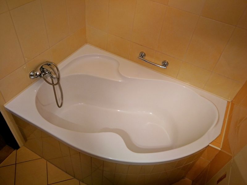 Space-Saving Corner Bathtub